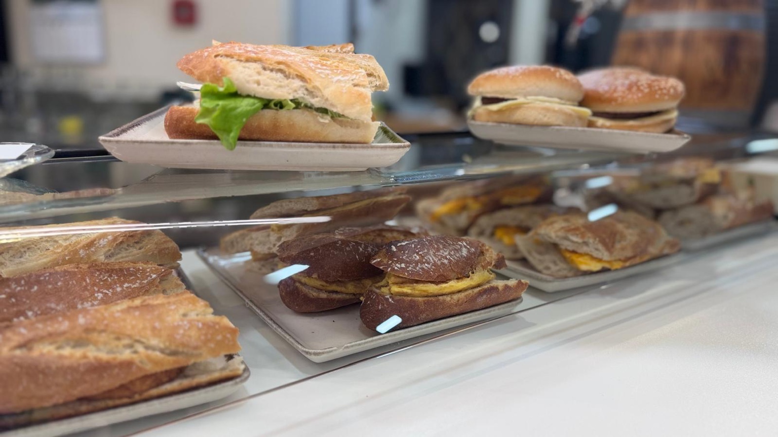 Selección de bocadillos en la vitrina