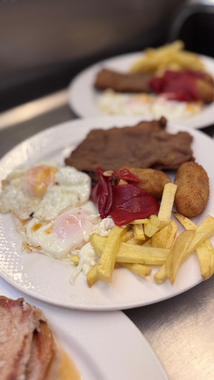 Ejemplo de plato combinado con huevos fritos, patatas y croquetas