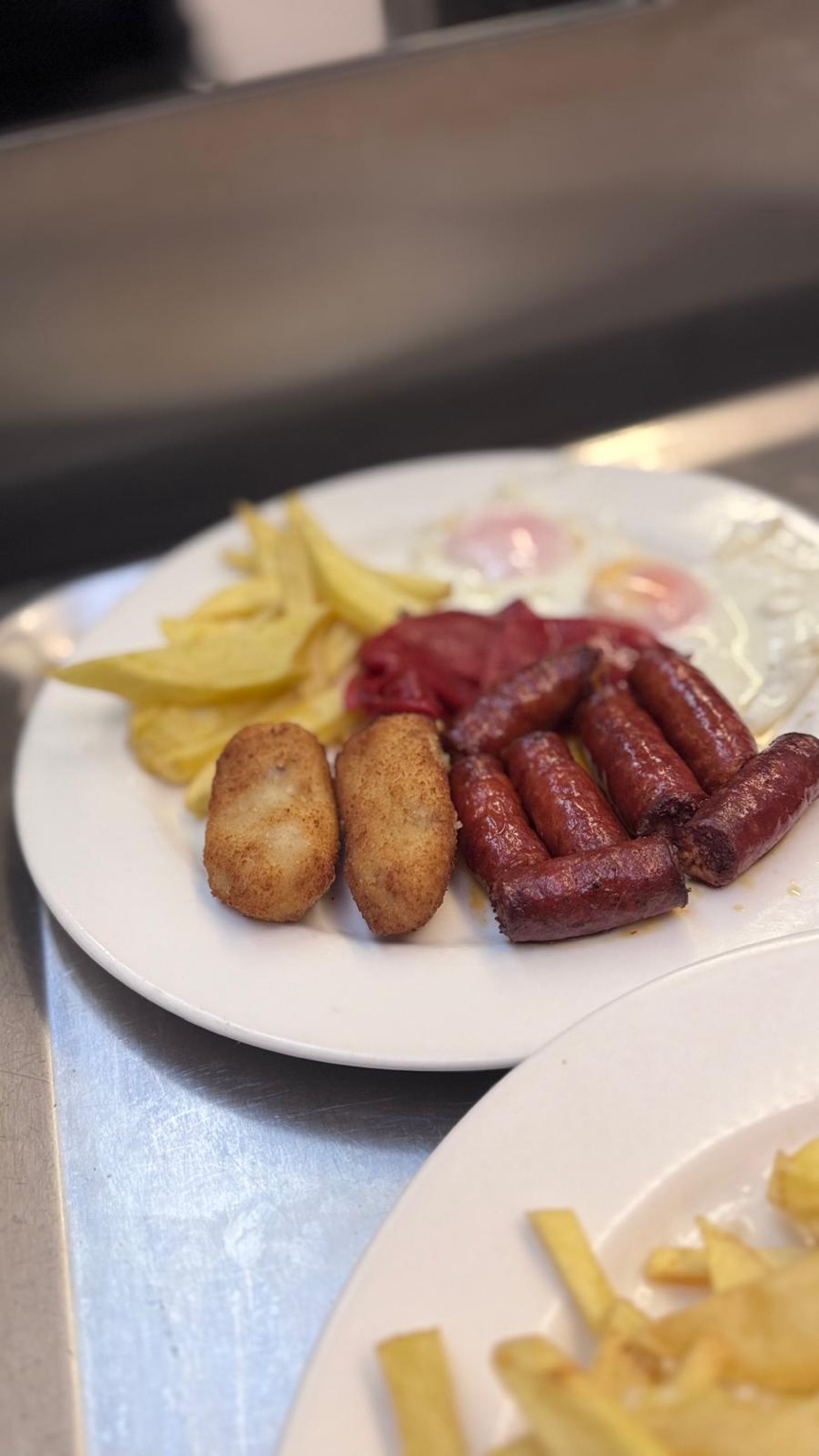 Ejemplo de plato combinado con chistorra y guarnición